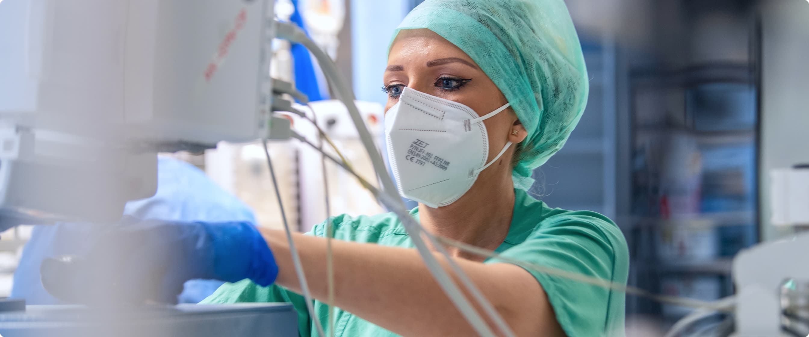 Anästhesitechnische Assistentin prüft das Beatmungsgerät