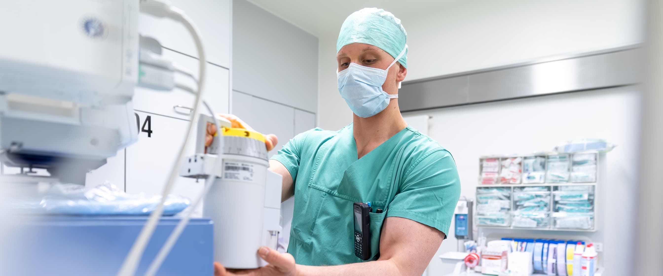 Ein Auszubildender zum Anästhesietechnischen Assistenten prüft das Beatmungsgerät