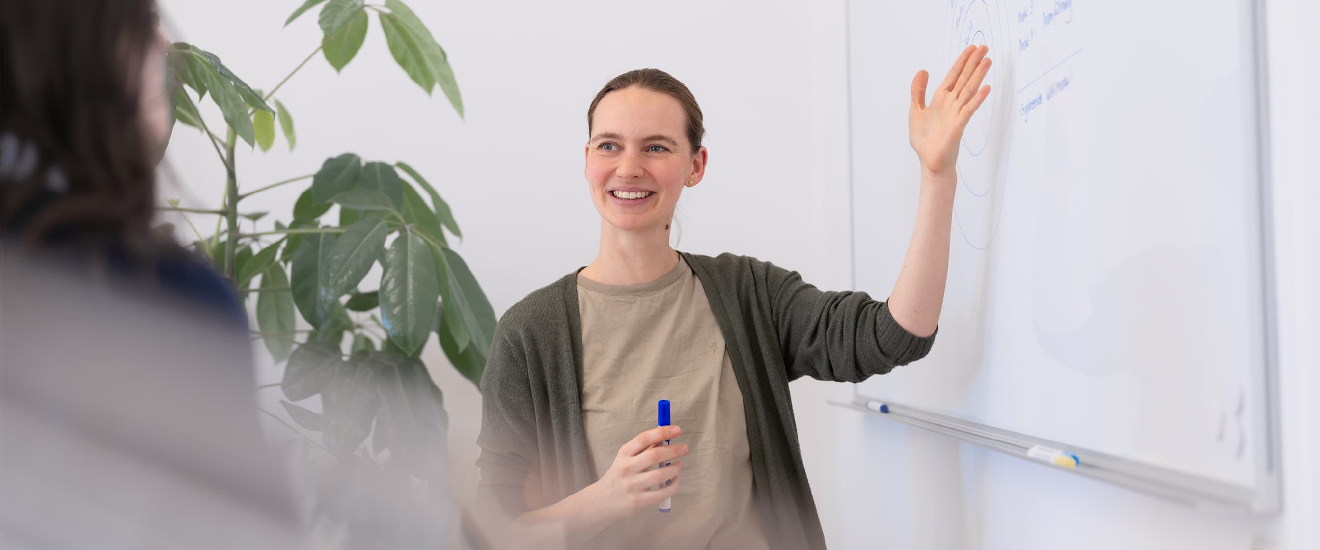 Eine Abteilungsleitungsleiterin aus der Verwaltung hält eine Schulung für Kolleginnen und Kollegen