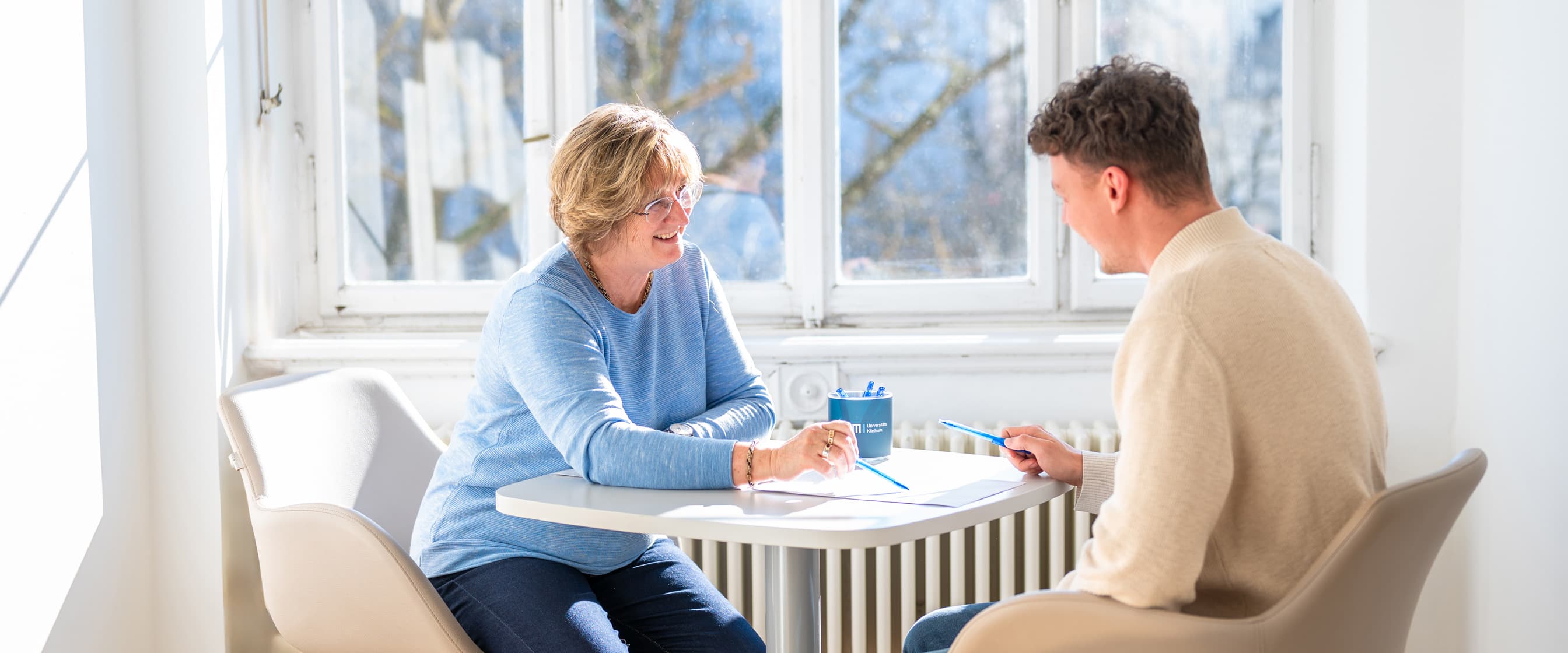 Eine Frau und ein Mann besprechen die Vertragsunterlagen