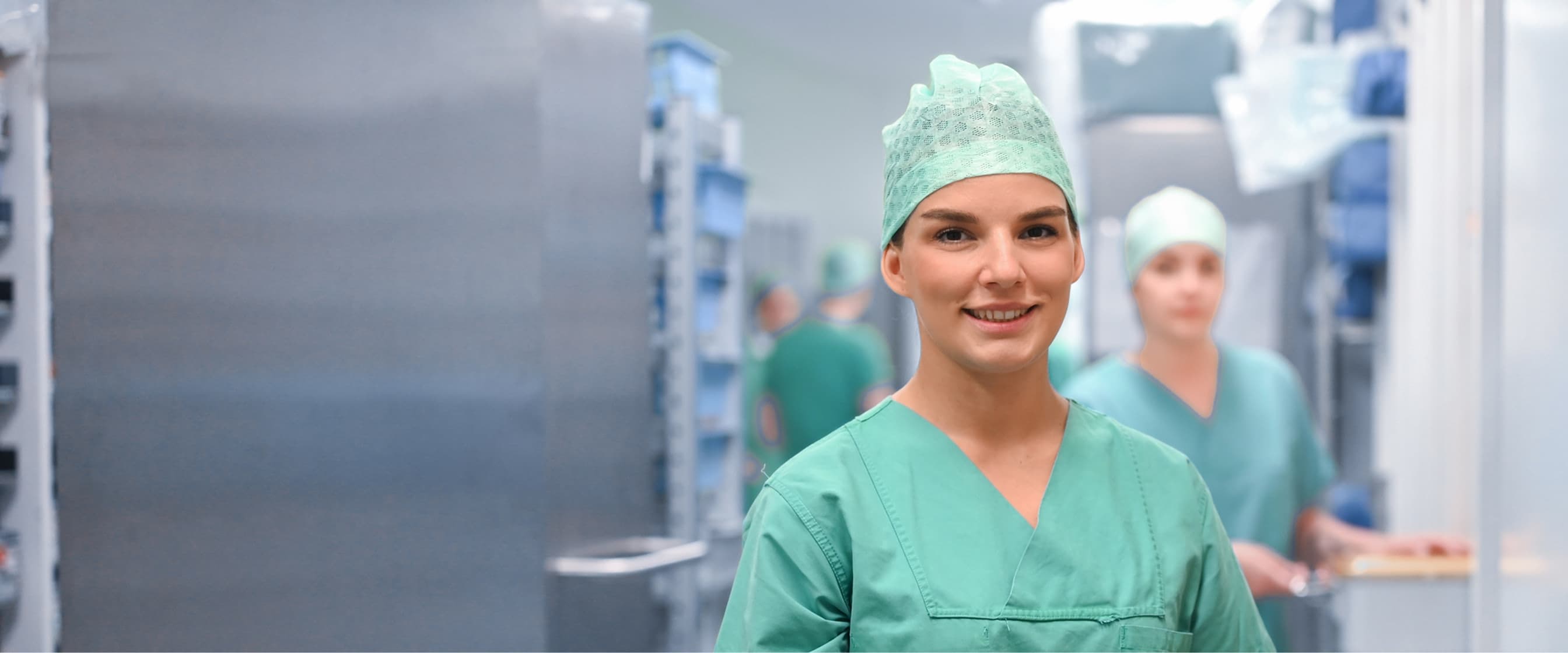 Operationstechnische Assistentin blick in die Kamera