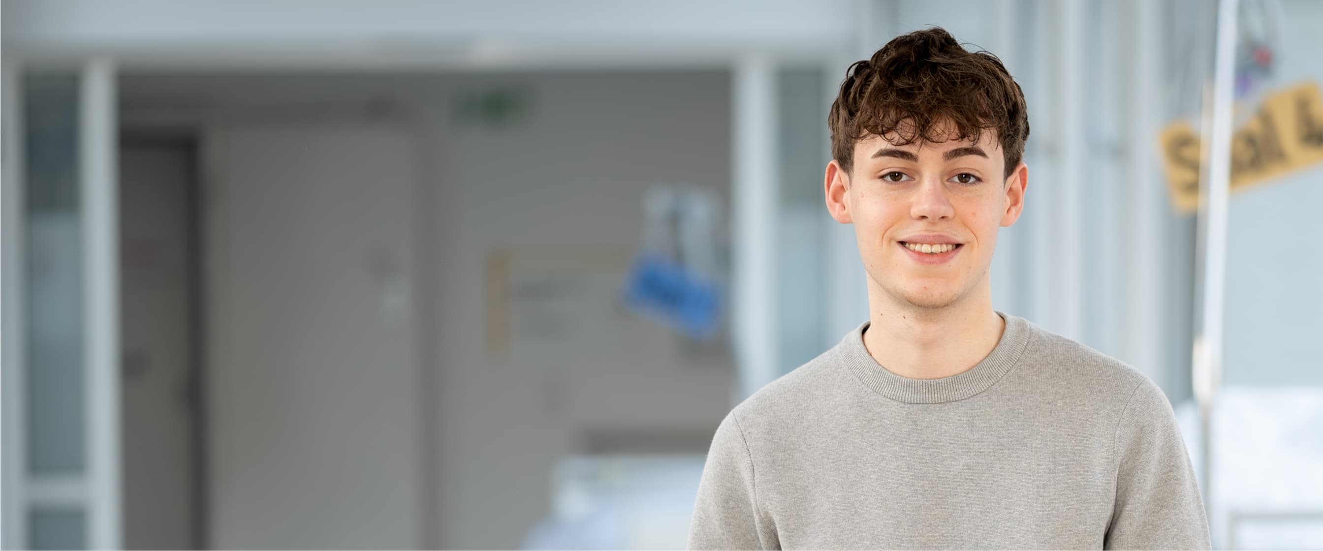 Portraitbild von Thomas in einem Krankenhausflur