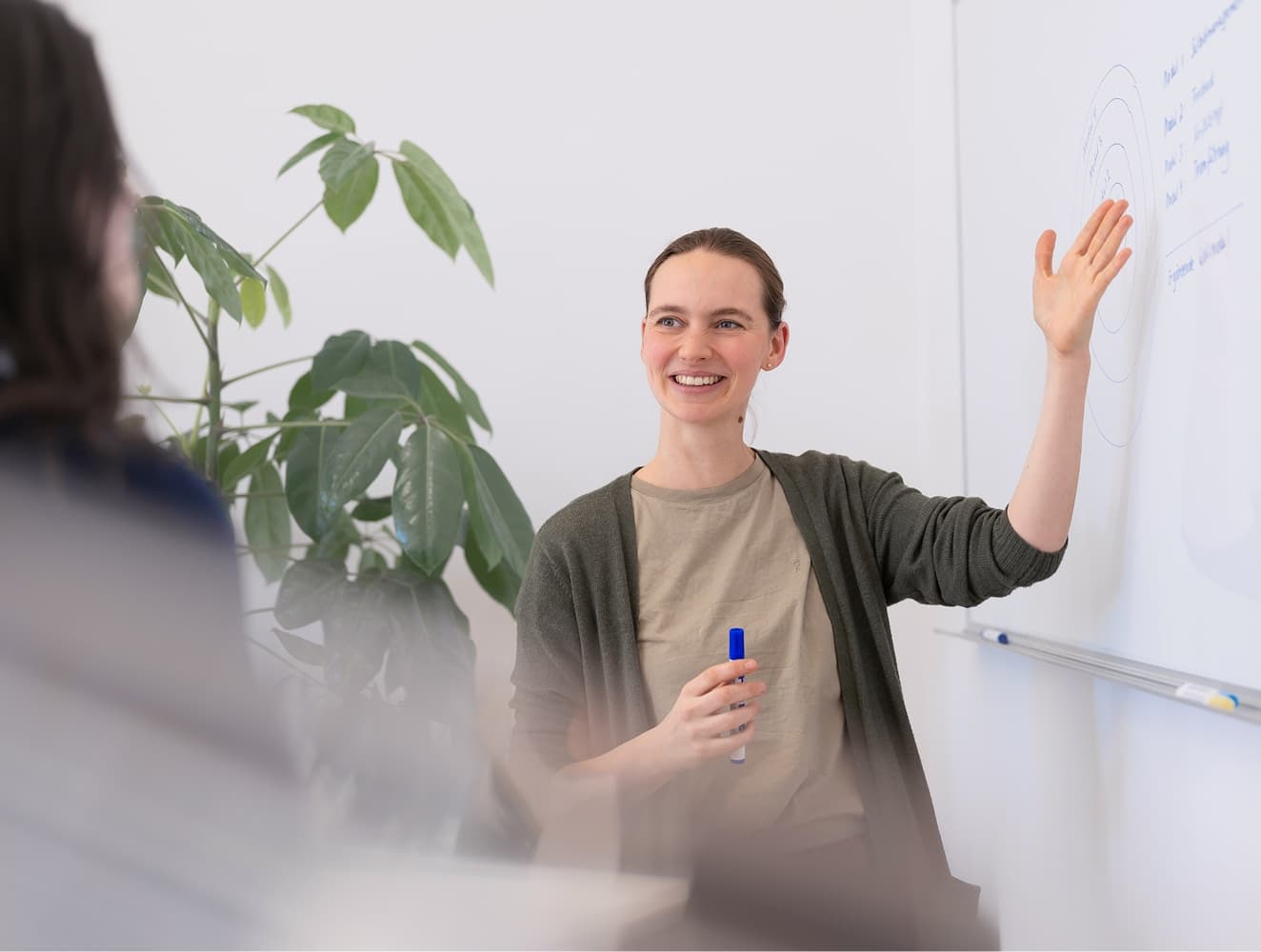 Eine Abteilungsleitungsleiterin aus der Verwaltung hält eine Schulung für Kolleginnen und Kollegen