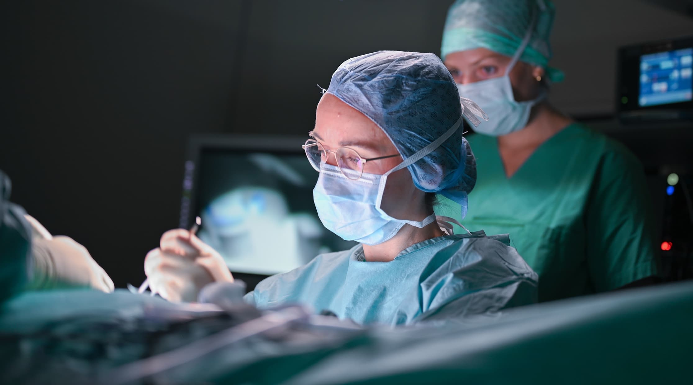Eine Ärztin operiert konzentriert im OP